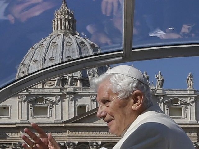 Treťou dávkou vakcíny sa dal zaočkovať aj emeritný pápež Benedikt XVI.